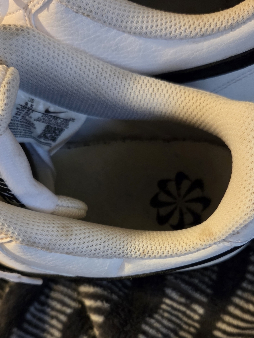 Nike White Low-Top Sneakers with Black Swoosh 9 1/2 - Picture 6 of 8